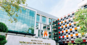 hieu truong thay co loi voi sinh vien truong chi gan 1 ty usd xay co so moi 387