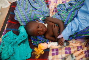 hinh anh mot em be nhiem ebola o chdc congo nam 2019. anh ani 1