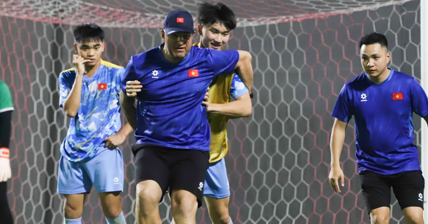 hlv cristiano roland chi bai giup u17 viet nam thang yemen 638