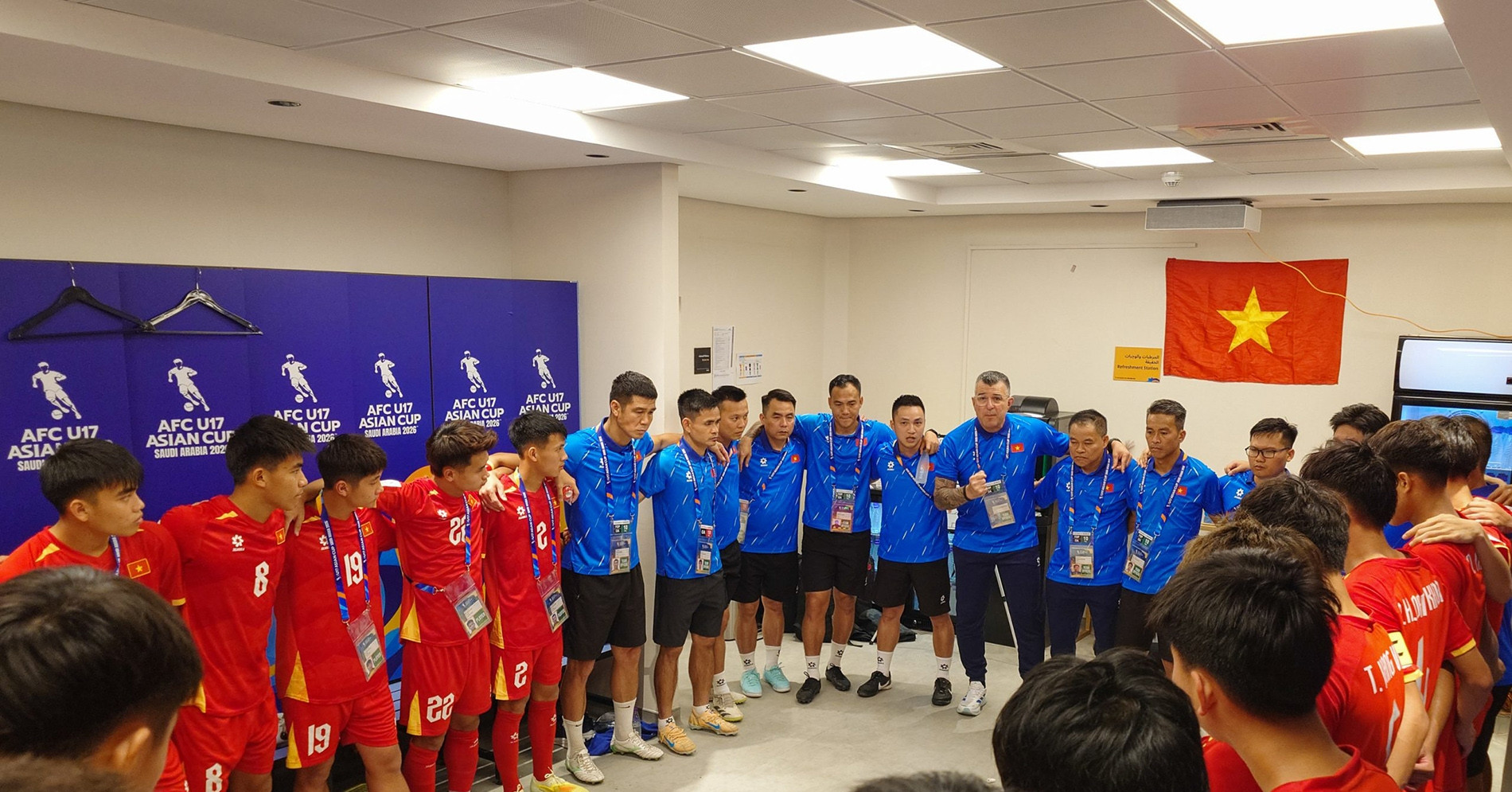 hlv cristiano roland u17 viet nam doc toan luc thang uae 470