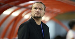 hlv popov bi cam chi dao 4 tran nop 20 trieu dong 708