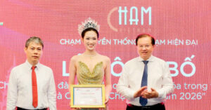 hoa hau nguyen phuong linh lam dai su cham viet nam 2026 2300