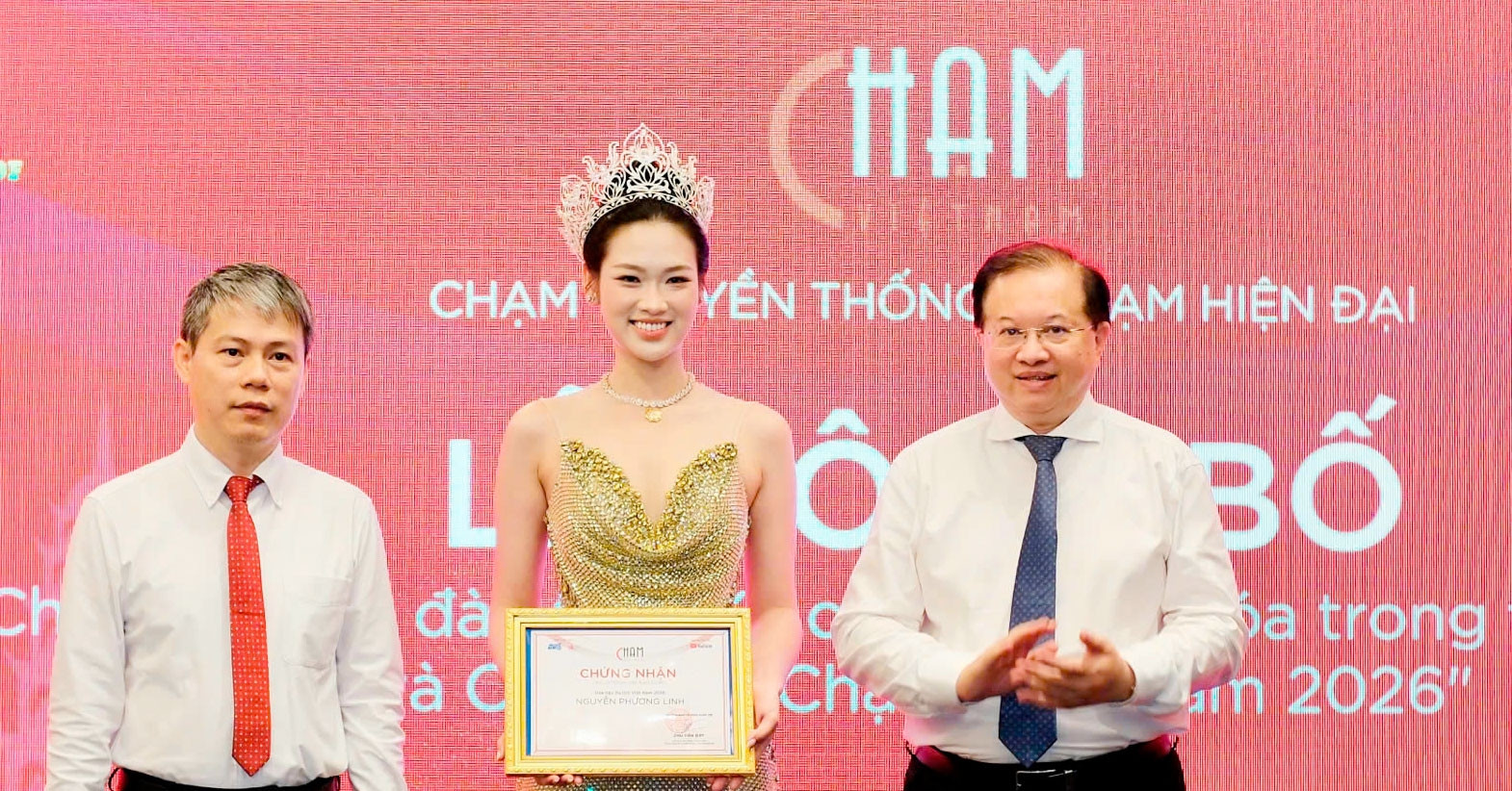 hoa hau nguyen phuong linh lam dai su cham viet nam 2026 2300