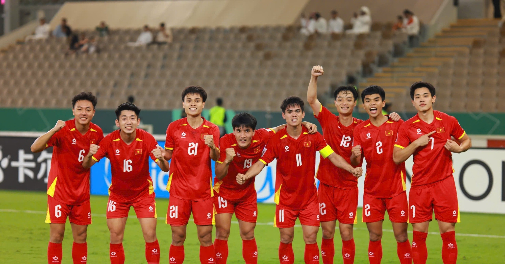 Hoa Minzy Hao Phong Tang Qua Mc Lai Van Sam Vo Oa Khi U23 Viet Nam Thang Uae 286