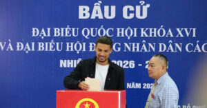 hoang hen khuat van khang ron rang di bau cu 1649