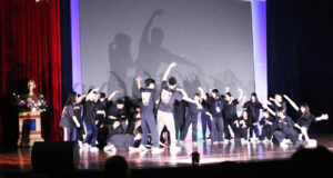 Học sinh trình diễn tác phẩm kịch nói, nhảy và xiếc bằng tiếng Pháp 2 hoc sinh dan dung va trinh dien tac pham kich noi nhay va xiec bang tieng phap 973