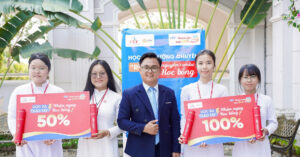 Học sinh nhiều tỉnh, thành nhận học bổng sớm từ Trường đại học UEF 2 hoc sinh nhieu tinh thanh nhan hoc bong som tu truong dai hoc uef 1530