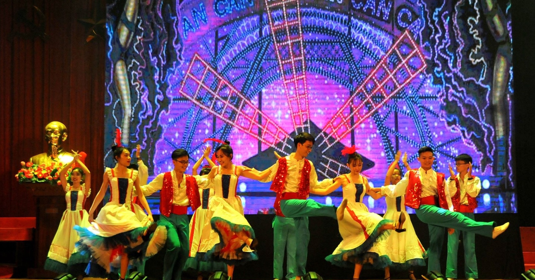 hoc sinh trinh dien nghe thuat bang 7 ngoai ngu khac nhau 3354