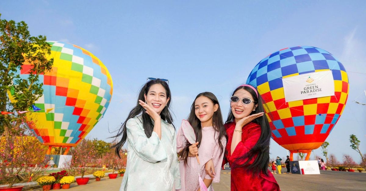 Hon 1 Van Du Khach Do Ve Khai Hoi Green Paradise Tet Fest 972