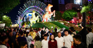 hon 23 trieu luot khach do bo metro va duong hoa nguyen hue dip tet binh ngo 1329