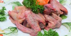 Vì sao thịt chim bồ câu phải dìm trong nước, xào rau răm? 1 img3875 1810
