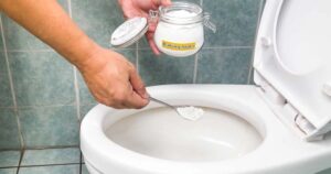 Rắc nắm bột này vào nhà vệ sinh: Khử hết mùi hôi, không cọ cũng sạch 3 img3900 1728