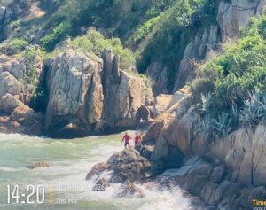 Giải cứu 2 du khách bị mắc kẹt do thủy triều dâng tại Sầm Sơn, Thanh Hóa 1 img 8031