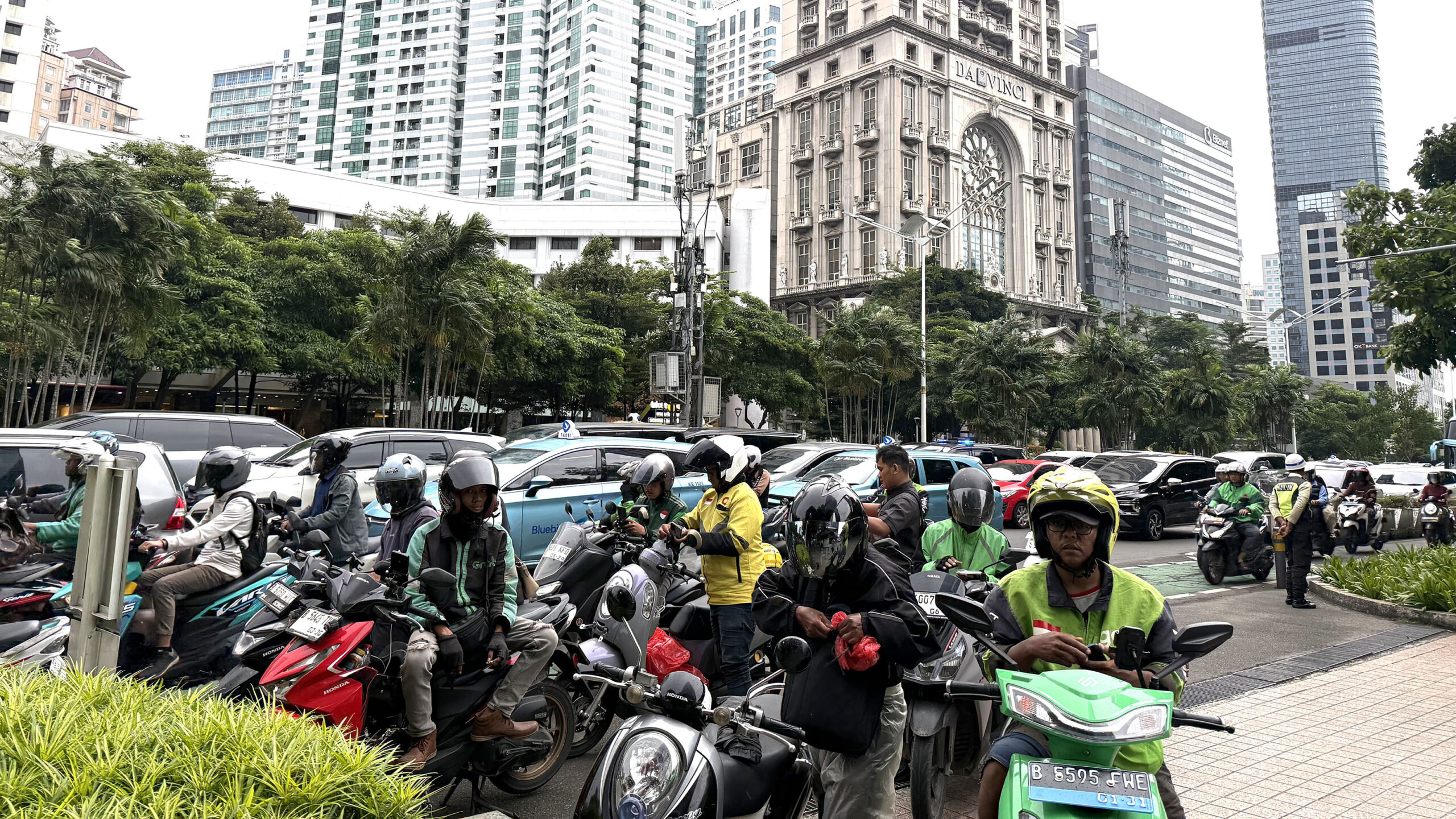 indonesia de xuat tro cap hang trieu xe may dien de giam nhap khau nhien lieu vov jakarta