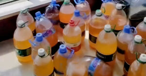 Khach Roi Di De Lai Nui Rac Va Hang Chuc Chai Nuoc Tieu Chu Nha Soc Nang 313