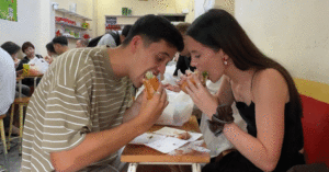 khach tay an banh mi tu 24 1792