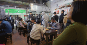 Khach Tay Ngo Ngang Canh Xep Hang Dong Kin O Quan Pho Ha Noi Xuyt Xoa Khen Ngon 1433