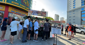 Khách Tây xếp hàng, chờ 40 phút mua bánh mì giá 70 nghìn ở vỉa hè Đà Nẵng 1 khach tay xep hang cho 40 phut mua banh mi gia 70 nghin o via he da nang 1323