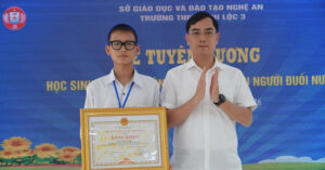 khen thuong nam sinh lop 10 dung cam cuu 2 nguoi duoi nuoc 1230