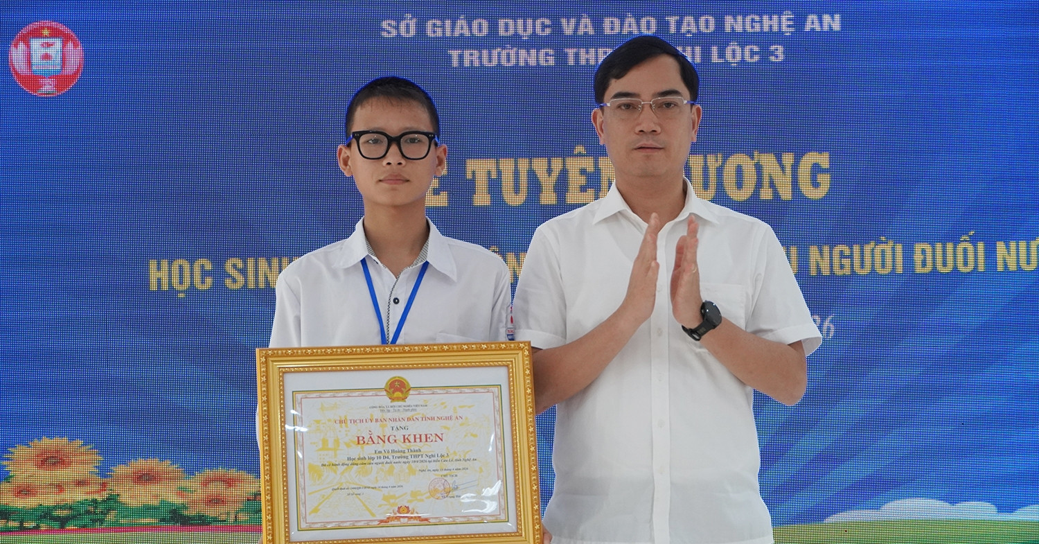 khen thuong nam sinh lop 10 dung cam cuu 2 nguoi duoi nuoc 1230