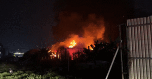 kho xuong tai ha noi boc chay du doi trong dem 153