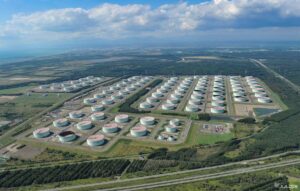 kho du tru dau quoc gia cua nhat ban tai tomakomai. anh jiji press