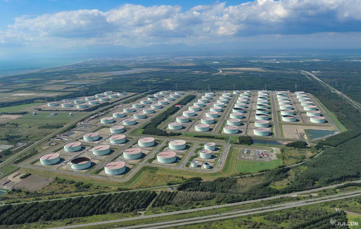 kho du tru dau quoc gia cua nhat ban tai tomakomai. anh jiji press