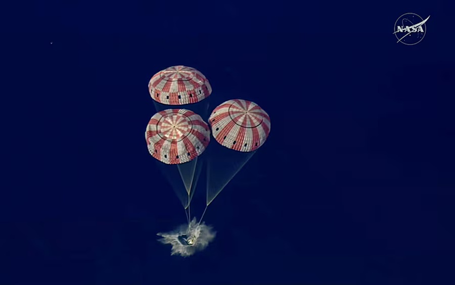 khoang tau vu tru Artemis II gan du ha canh xuong bien 4 2026 khoang tau Orion tro ve trai dat na