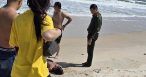 Quên mình giữa biển động, đại úy công an cứu sống 2 cháu nhỏ 2 khoanh khac dai uy cong an lao xuong song lon cuu 2 chau be 630