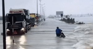 Khoanh Khac Doan Xe Tai Lam La Chan Giup Nguoi Di Xe May Vuot Lu Gay Xuc Dong 1287