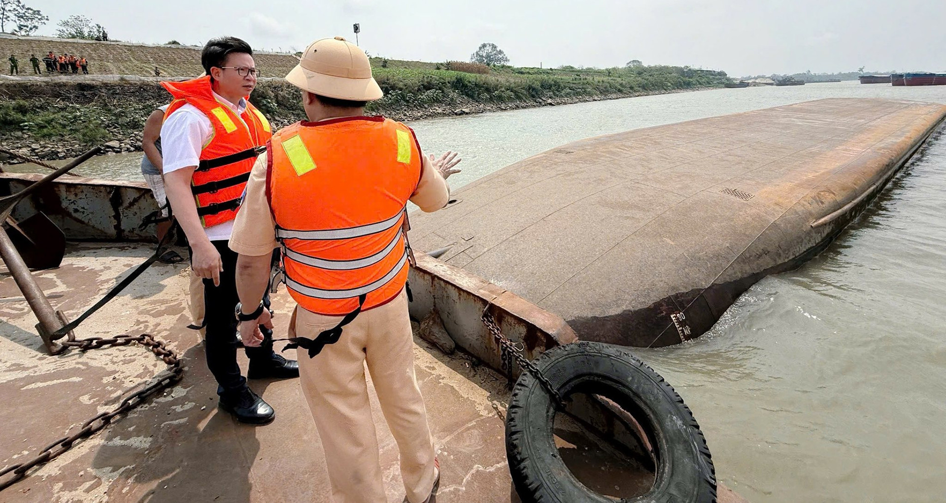 khoanh khac tau cho hang o phu tho lat up khien 2 nguoi chet va mat tich 1803