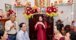 khoanh khac truong toc khoc nghen trong le xuat gia cua chau gai gay xuc dong 1506