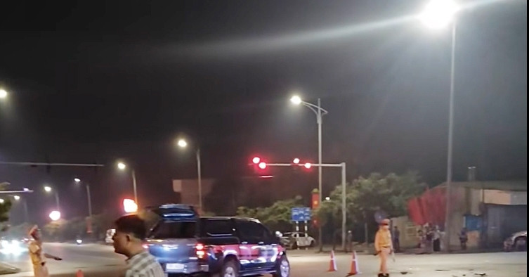 khoanh khac xe cuu thuong cho 4 nguoi va cham xe ban tai roi lat nghieng 530