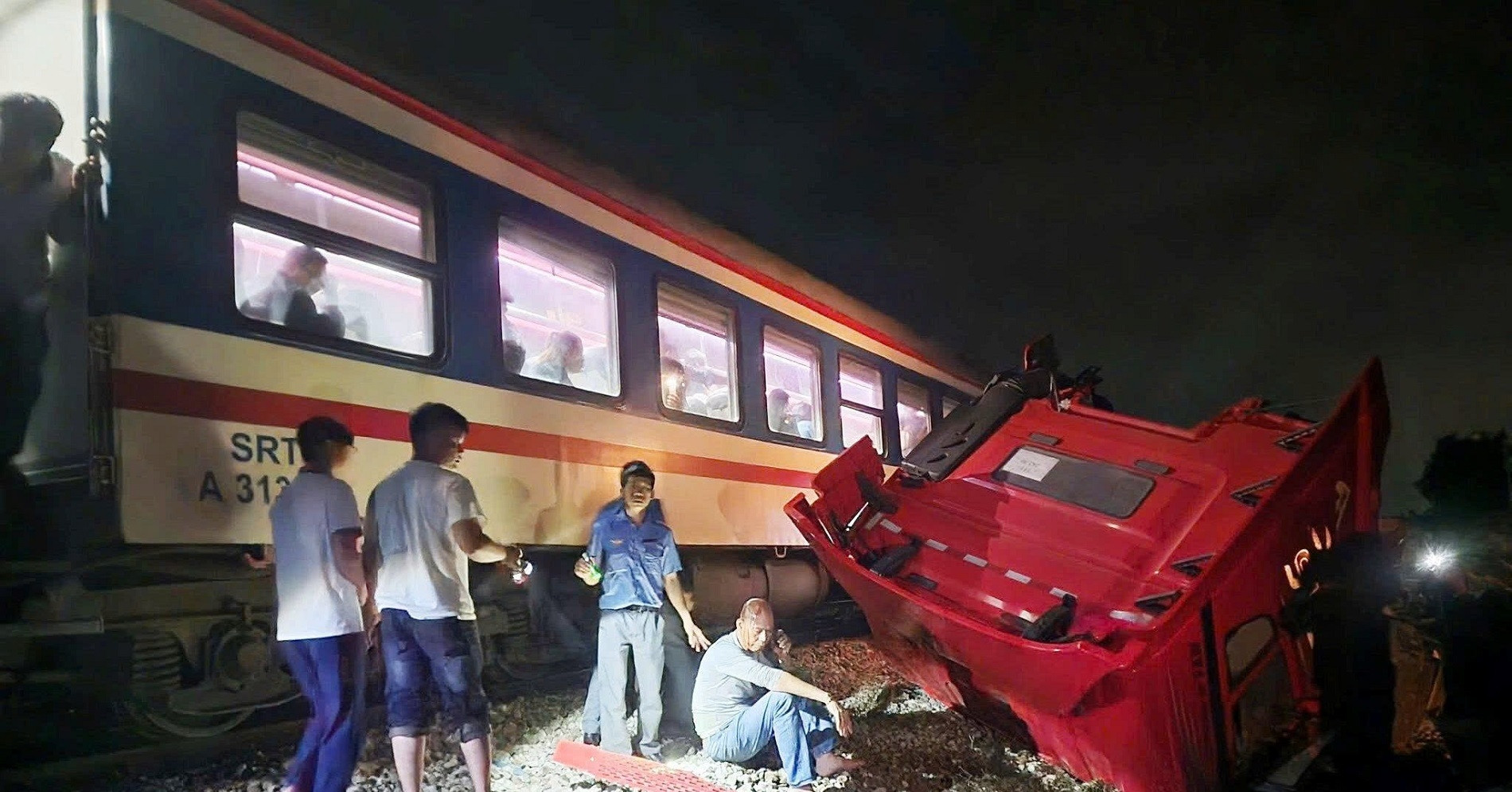 Khoanh Khac Xe Dau Keo Co Vuot Rao Chan Bi Tau Hoa Tong Gay Doi 349