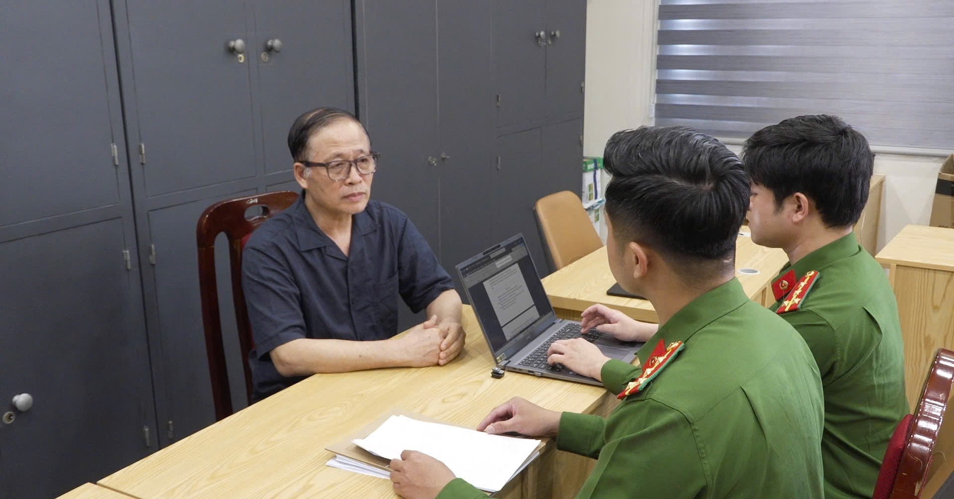 khoi to ong chu vang bao tin minh chau cung con trai 2208