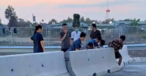 khong bung duoc rao chan be tong de vao cao toc chua khai thac tai xe danh quay dau 612