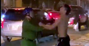 khong che nam thanh nien cam 2 con dao de doa nguoi di duong o ha noi 827