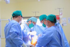 Phối hợp đa chuyên khoa cứu khớp gối thoái hóa nặng ở người cao tuổi 1 khop goi