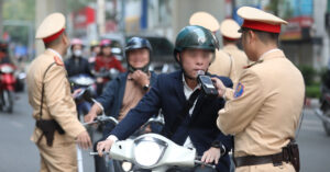 CSGT xử phạt hơn 2.800 tài xế vi phạm nồng độ cồn trong mùng 2 Tết 2 kiem tra nong do con 3jpg 763