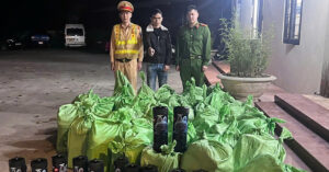 kiem tra xe ford ranger giua dem cong an quang ninh phat hien hang tram binh khi cuoi 2834