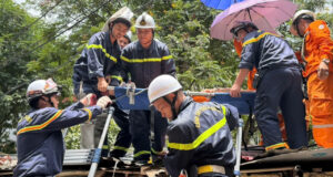 kip thoi cuu nguoi nghi bi tai bien mac ket tren mai nha o ha noi 2541