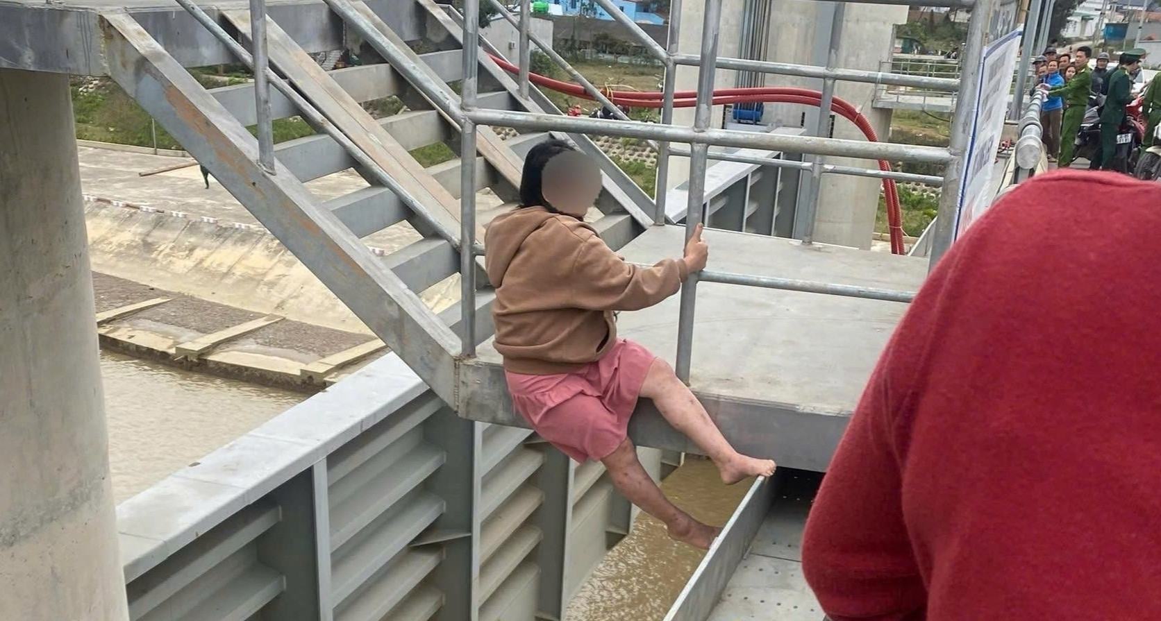 Kip Thoi Giai Cuu Thai Phu Dinh Nhay Cau Tu Tu O Thanh Hoa 1196