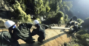 Kỳ tích 'cõng' điện lên cổng trời Sáng Nhè: Mùa xuân bừng sáng trong mắt người 1 ky tich cong dien len cong troi sang nhe mua xuan bung sang trong mat nguoi 661