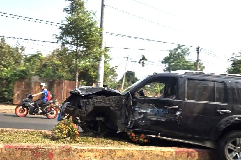 lai o to trom cap chay tron bat ngo tong vao dai phan cach o dak lak 886