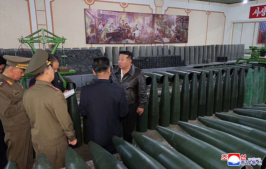 lanh dao Trieu Tien Kim Jong Un thi sat san xuat dan phao Trieu Tien nha may vu khi Trieu Tien nha