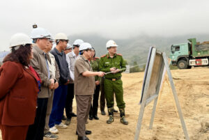 lanh dao tinh lai chau va cac so nganh truc tiep chi dao viec thao go vuong mac tai cong truong