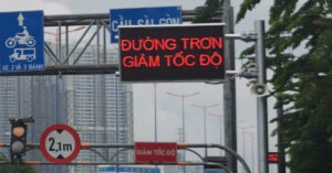 Lắp loa, màn hình LED 'hộ tống' người dân qua cầu Sài Gòn an toàn ngày mưa giông 1 lap loa man hinh led ho tong nguoi dan qua cau sai gon an toan ngay mua giong 2952