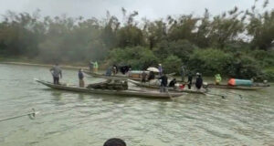 lat thuyen cho 7 nguoi trong mot gia dinh 2 nguoi tu vong 719