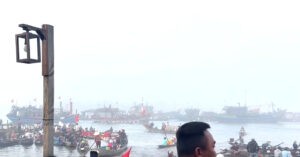 Lật thuyền khi xem đua ghe ở TP Huế, 2 mẹ con tử vong 2 lat thuyen khi xem dua ghe o tp hue 2 me con tu vong 809