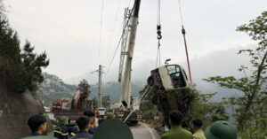 Lật xe khách chở 29 người ở Tam Đảo 1 lat xe khach cho 29 nguoi o tam dao 1113